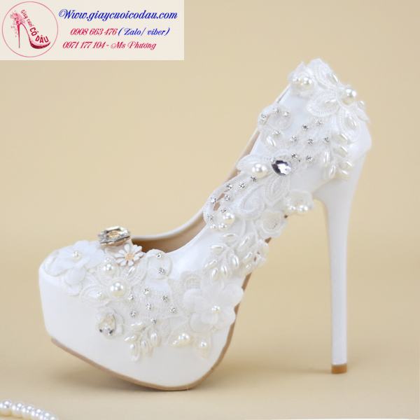 Những thiết kế giày cưới lộng lẫy luôn được tận dụng khi diện diện váy cưới ngắn!