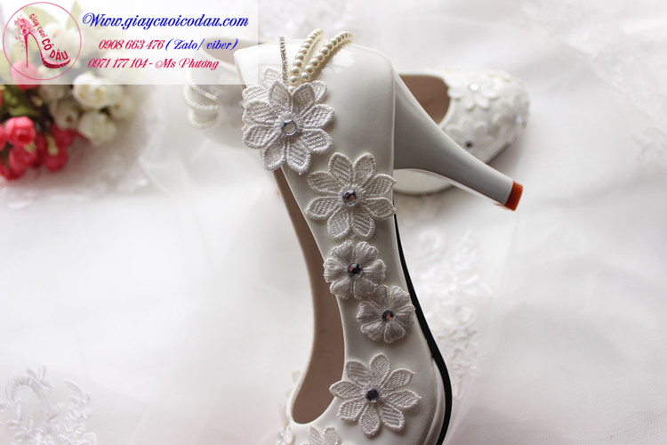 Giày cưới cô dâu đính hoa trẻ trung màu trắng GCD61