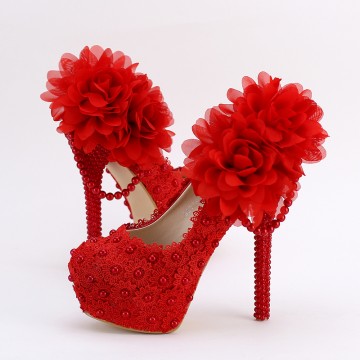 Nàng dâu lộng lẫy khoe sắc với giày cưới màu đỏ!